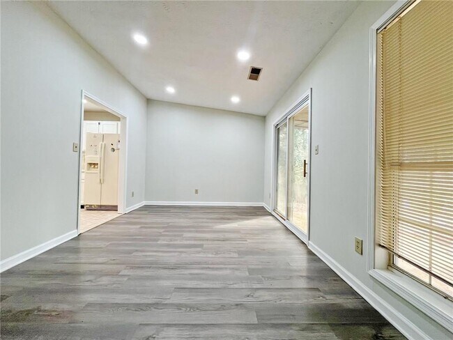 Building Photo - 11250 Ridge Hill Dr