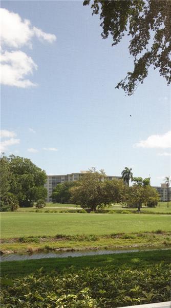 Building Photo - 2901 S Palm Aire Dr