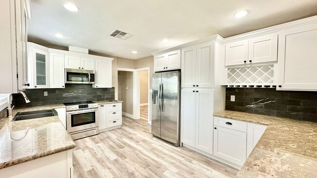 Building Photo - Lovely Single-Story Country Home on Wide Open Space with Detached Garage Space!