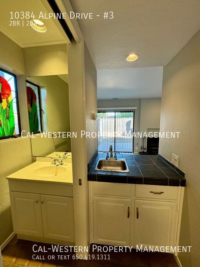 Building Photo - Beautiful 2 bedroom 1.5 townhome, nestled ...