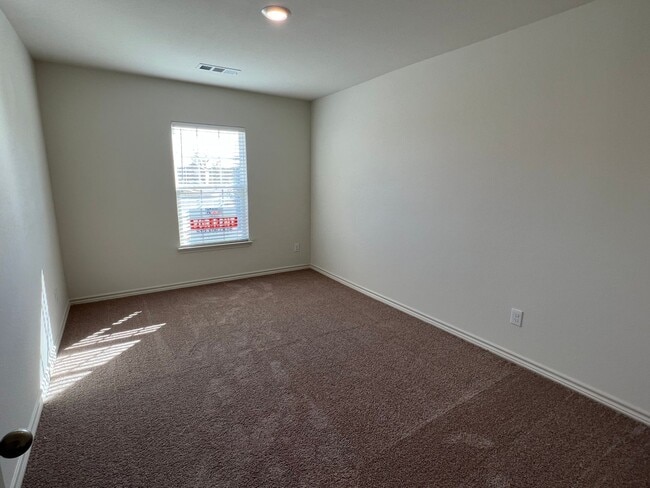 Building Photo - Park House, End Street, 4 bedroom and 2 bathroom home for rent in Jarrell , TX