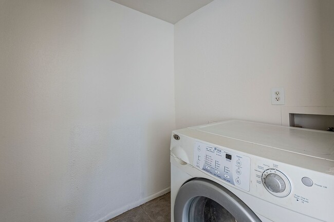 Building Photo - 5821 N 59th Dr
