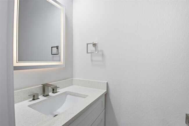 Building Photo - 727 S Victory Dr