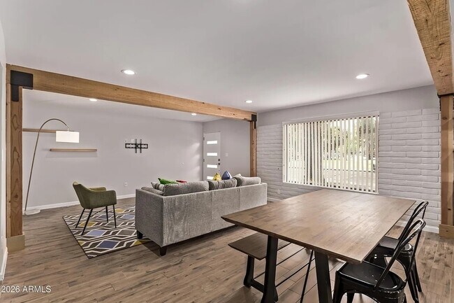 Building Photo - 3710 E Altadena Ave