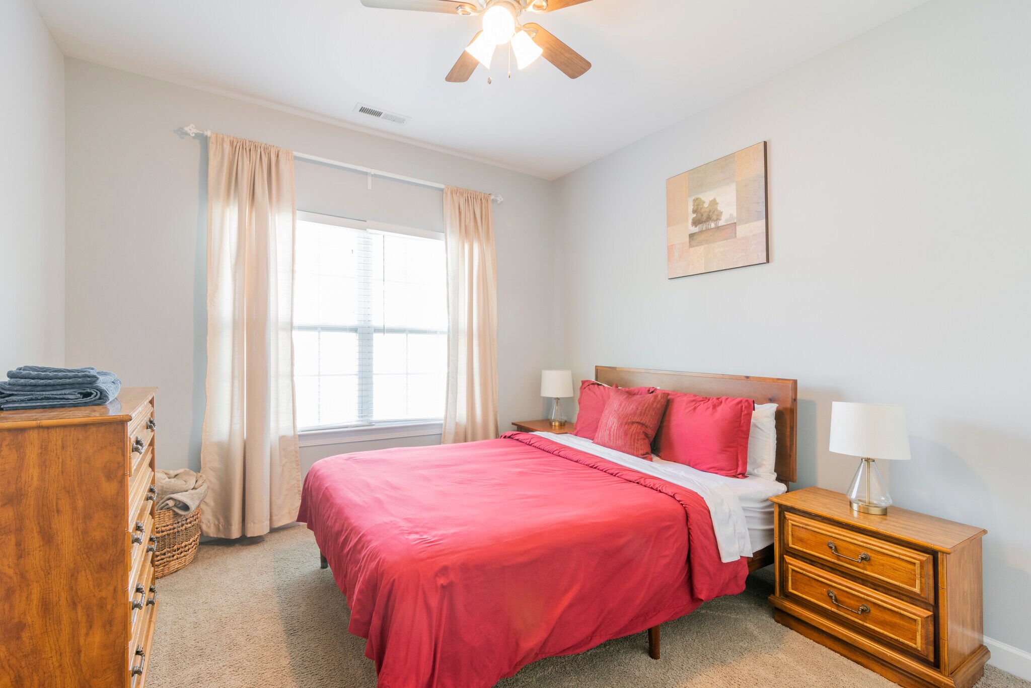upstairs bedroom with queen bed - 15403 Barossa Valley St