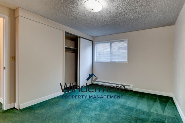 Building Photo - Windermere PM: 2 bedroom/2 bath condo