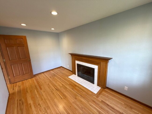 Building Photo - 610 Liberty St SE