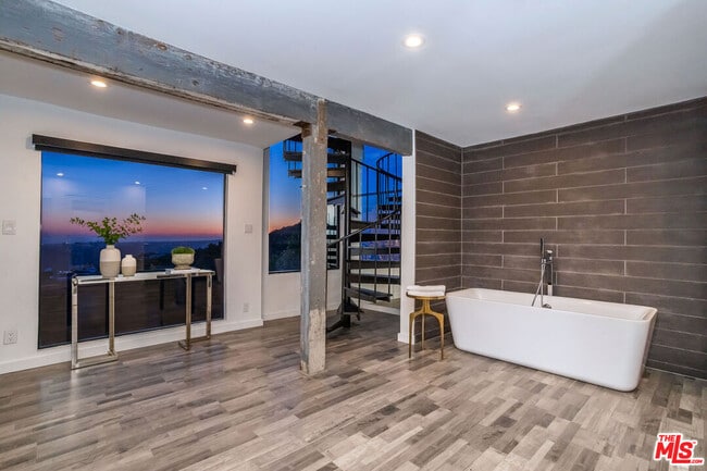 Building Photo - 8506 Magnolia Dr