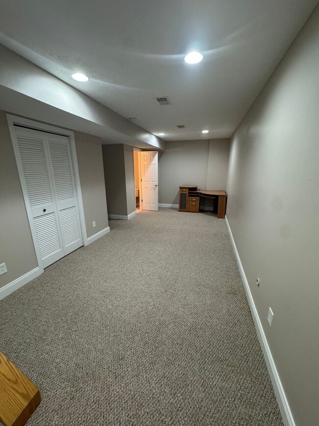 Building Photo - 2 Bed 2 full and 2 1/2 Bath- Imperial PA