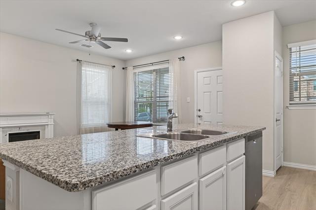 Building Photo - 2200 Davenport Dr