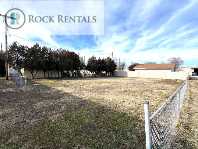 Building Photo - Beautifully Updated 4 Bed 2 Bath in South Hutchinson