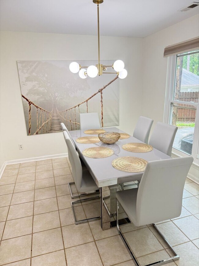 Building Photo - Spacious 3BR Home with Fenced Yard & Outdo...