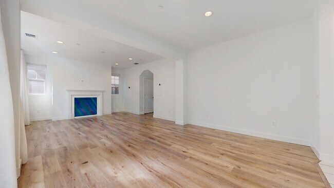 Building Photo - Bright & Beautiful 4 Bedroom 3 Full Bathroom Home!