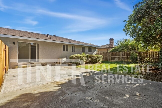 Building Photo - 7400 Mooncrest Way