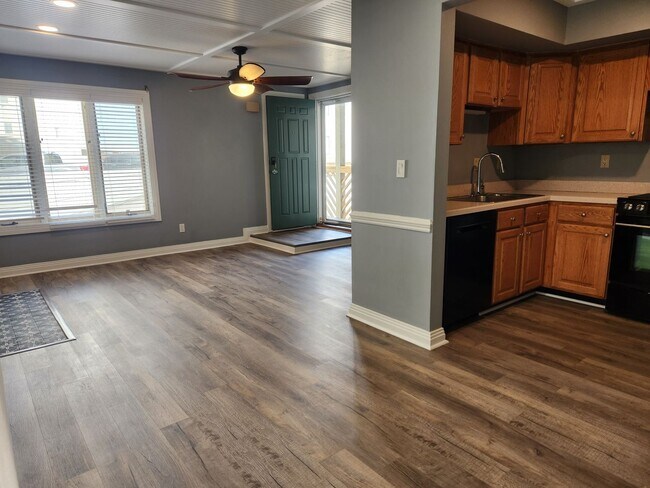 Building Photo - THE LANDINGS CONDO