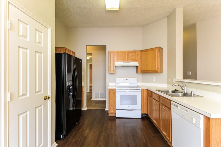 Building Photo - 833 Beaver Creek Dr