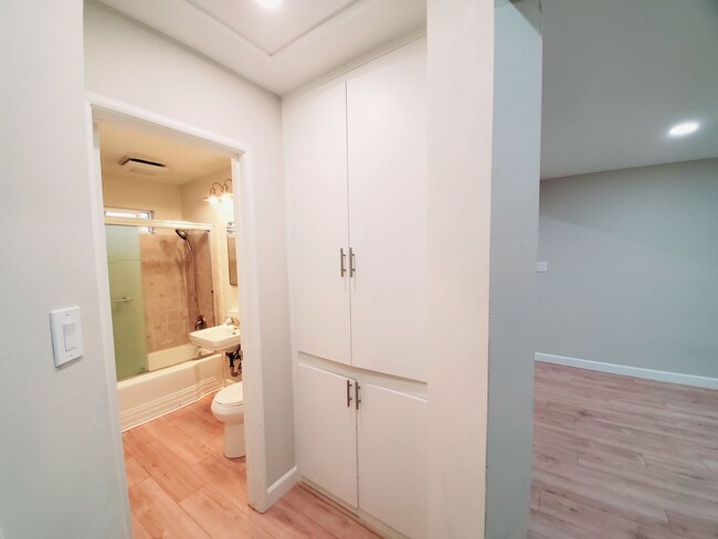Building Photo - 2 bedroom home with garage, solar power, A...