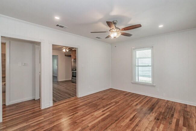 Building Photo - Beautiful home in a great location