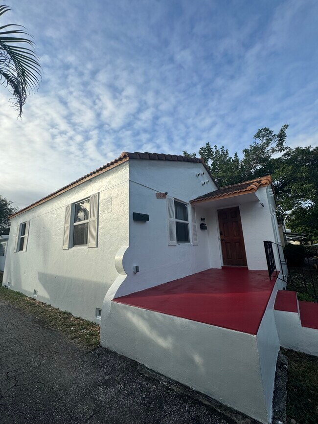 Building Photo - 1010 N 17th Ave