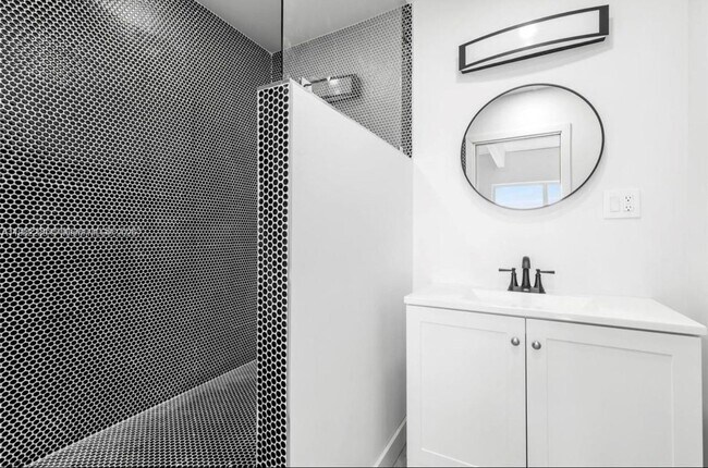 Building Photo - 860 NE 78th St