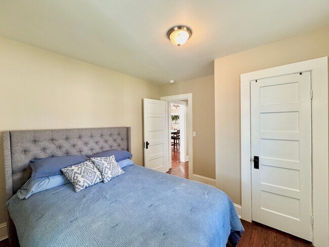 Building Photo - Adorable South Hill Charmer