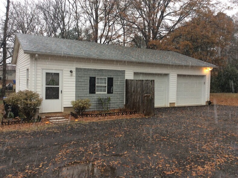 Building Photo - 361 W Wilson Ave