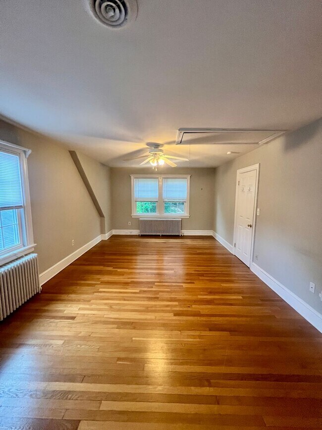 Building Photo - Beautiful Four Bedroom House, Right Off Grove and Patterson!! Lawn Care Included!!