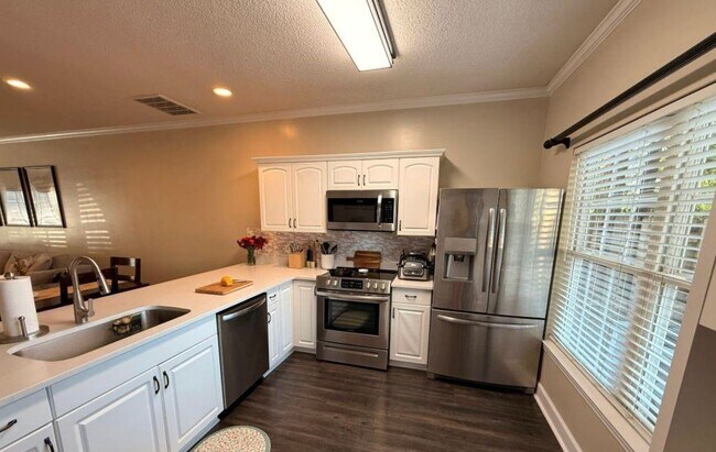 Building Photo - 3 Bed 2.5 Bath Single-Family Home