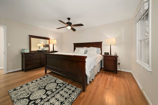 Building Photo - ABSOLUTELY GEORGEOUS 5BD/3.5BA Fully-Renov...