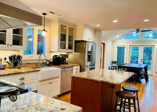 Building Photo - 501 E Poplar Ave