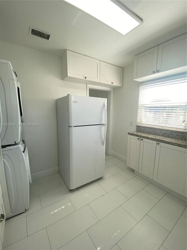 Building Photo - 2833 SW 38th Ave