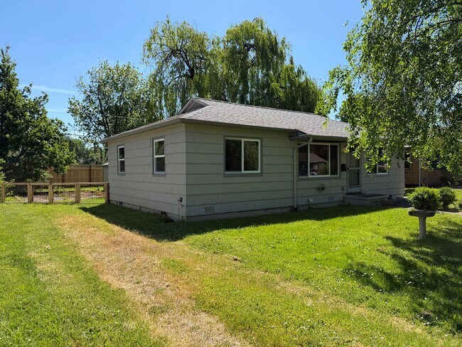 Building Photo - Updated 2 bedroom 1 bathroom house in Eugene!