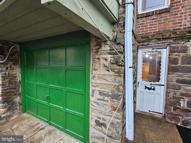 Building Photo - 4008 Gilham St