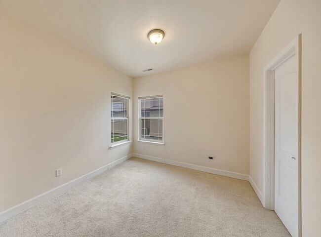 Building Photo - 832 Montclair Dr