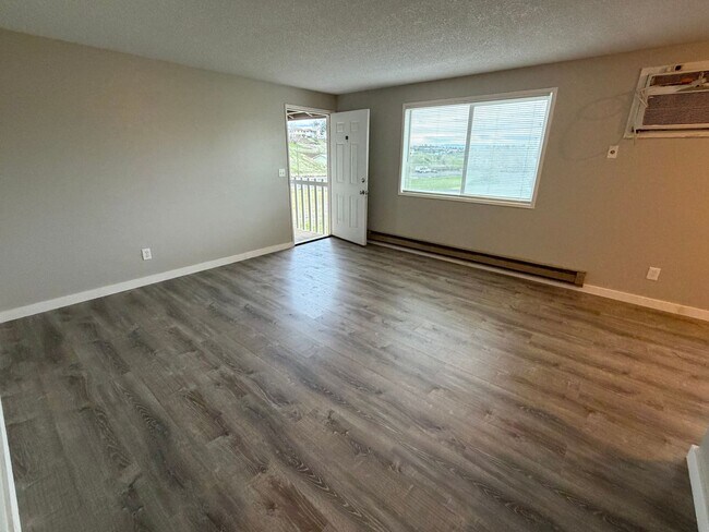 Building Photo - Convenient Location and Comfortable Living
