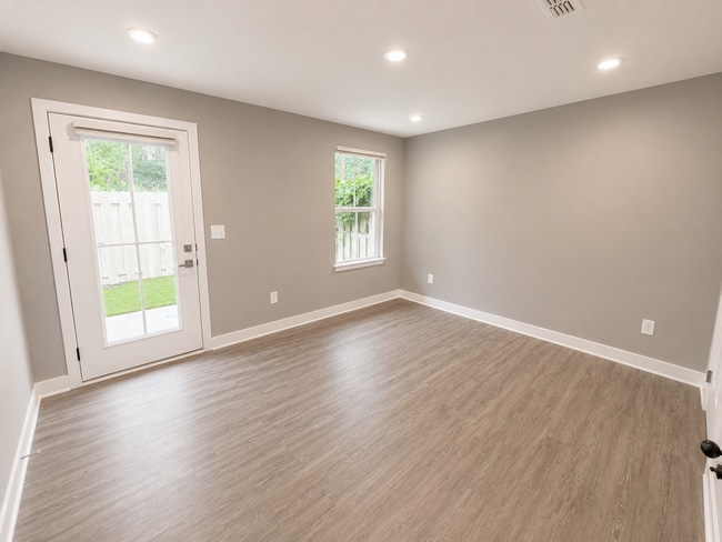 Building Photo - Modern Luxury Townhome Near Downtown Greenville