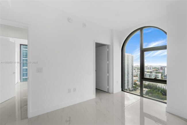 Building Photo - 700 NE 24th St