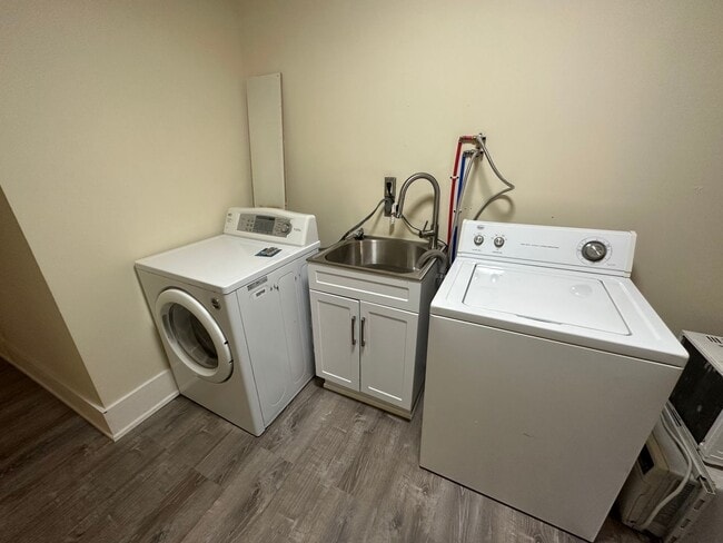 Building Photo - 416 Daly St