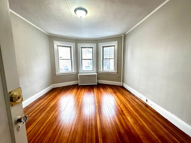 Building Photo - 577 Pleasant St