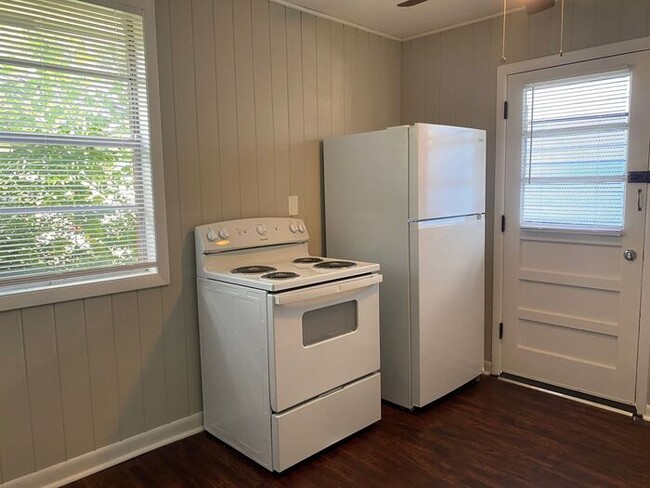 Building Photo - 2 Bedroom Apartment Near Downtown