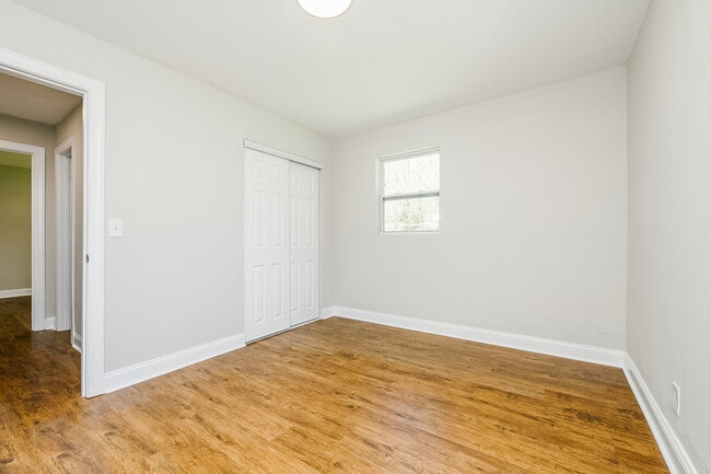 Building Photo - NEWLY RENOVATED 2 bedroom, 1 bathroom at G...