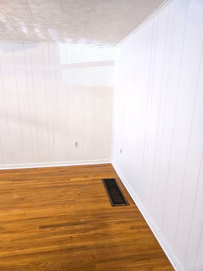 Building Photo - Spacious 3-bedroom single-family home in C...