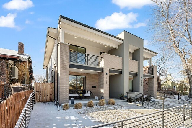 Building Photo - Modern 4BD, 4BA Home With 2-Car Garage, On...