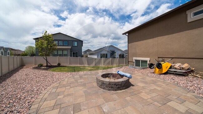 Building Photo - Beautiful Rancher in Cumbre Vista
