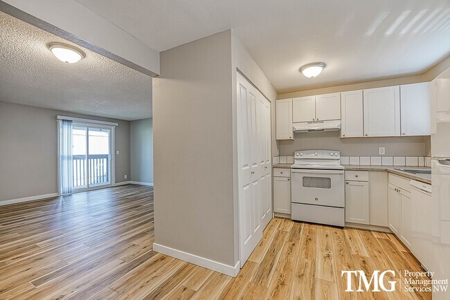 Building Photo - Bright Upper-Level 2 BD with Covered Deck