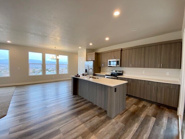 Building Photo - 438 N Stone Mountain Dr