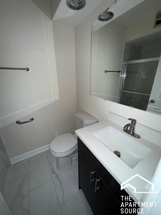 Building Photo - 5917 N Kenmore Ave