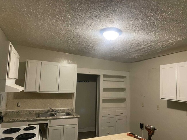 Building Photo - 2130 E Oak St