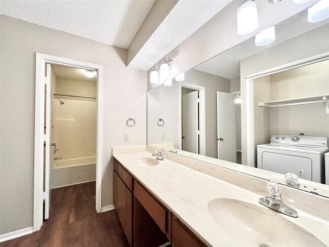Building Photo - 1247 Dallas Dr