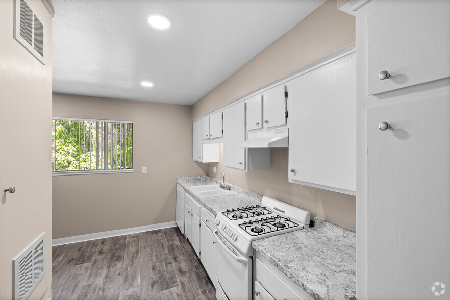 1BR, 1BA - 610SF - Kitchen - Reseda Village Green